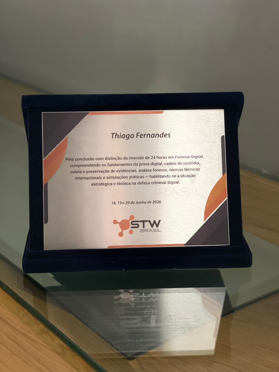 Placa de reconhecimento da Imersão em Provas Digitais sobre a mesa
