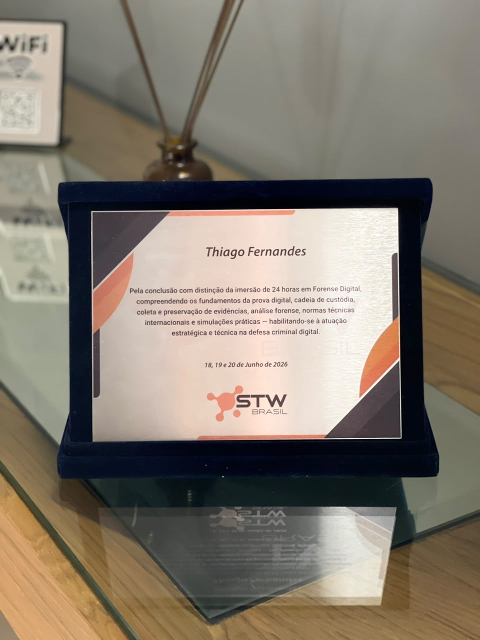 Placa personalizada de reconhecimento da Imersão em Provas Digitais entregue a um aluno